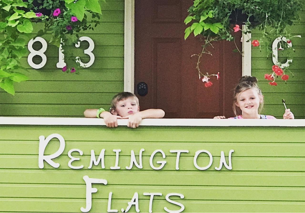 フォート・コリンズ Remington Flatsアパートホテル エクステリア 写真